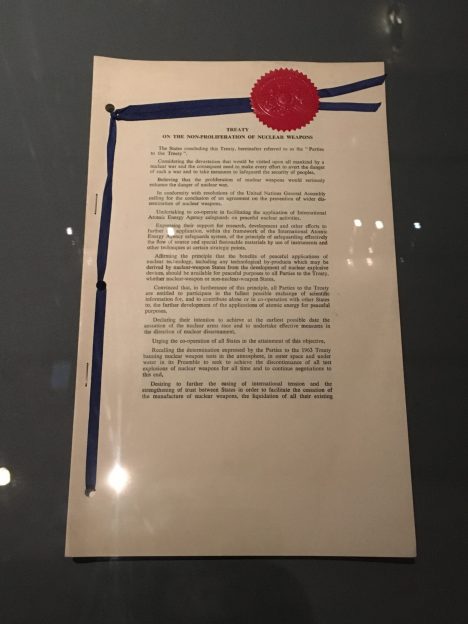 1970 год - Договор о нераспространении ядерного оружия вступает в силу 