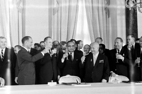 1963 - Договор о частичном прекращении ядерных испытаний вступает в силу